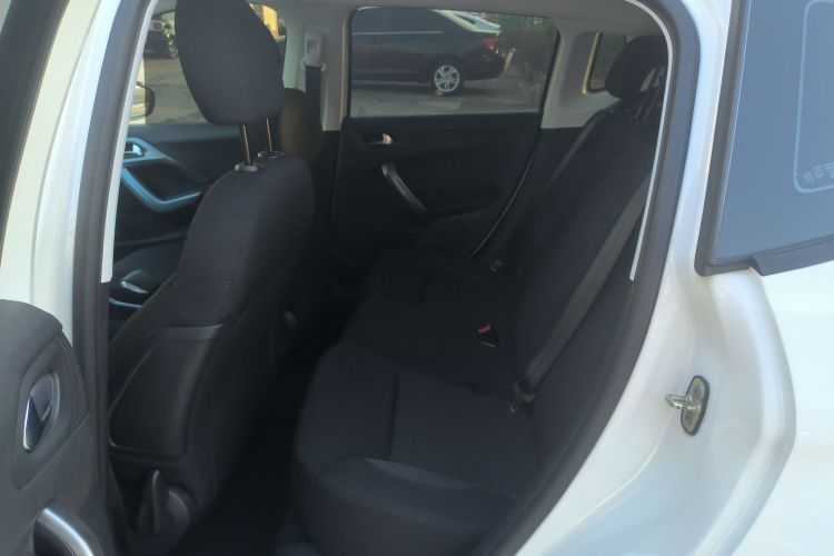 标致2008 2014款 1.6L 自动时尚版中控内饰7001