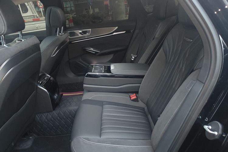 红旗H9 2025款 2.0T 两驱旗享私享风尚版 5座中控内饰7002