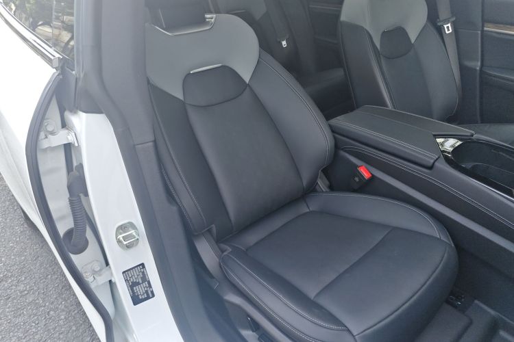 哪吒汽车 哪吒S 2022款 增程版 1160km 后驱中版局部细节41