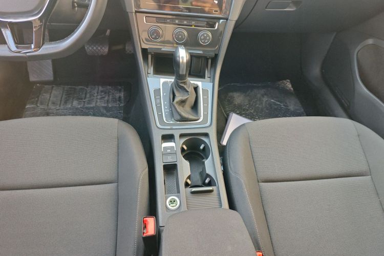 大众 高尔夫 2020款 200TSI DSG舒适进取版局部细节18