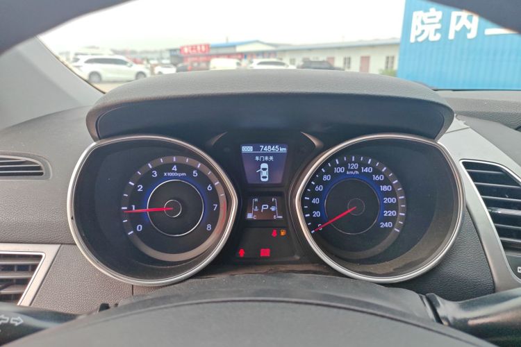 现代 朗动 2016款 1.6L 自动尊贵型中控内饰15