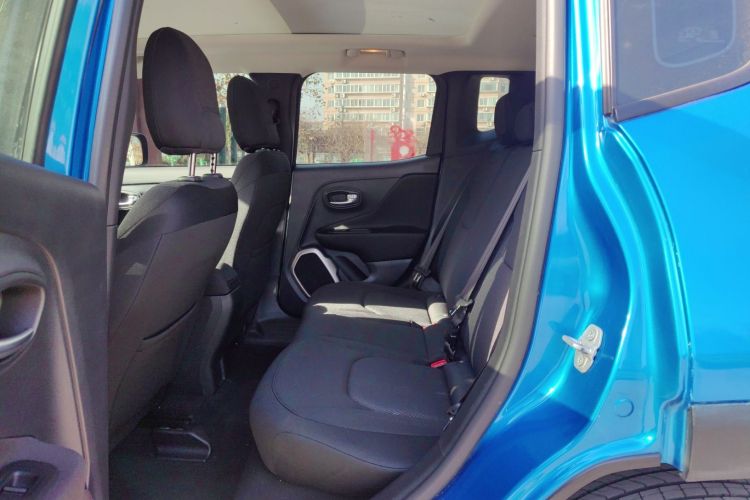 Jeep 自由侠 2017款  180T 自动劲能版中控内饰7002