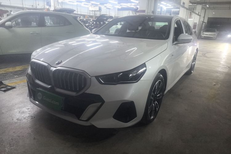 宝马5系 2024款 525Li M运动套装车身外观1
