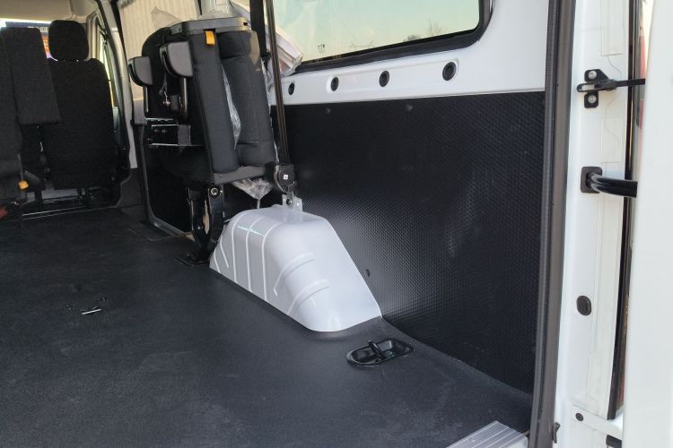 江铃福顺 2025款 2.0T 8AT柴油中轴中高顶商运型多功能乘用车7座局部细节9001