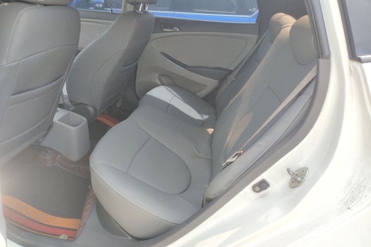 现代 瑞纳 2016款 1.4L 手动智能型GLS中控内饰7001