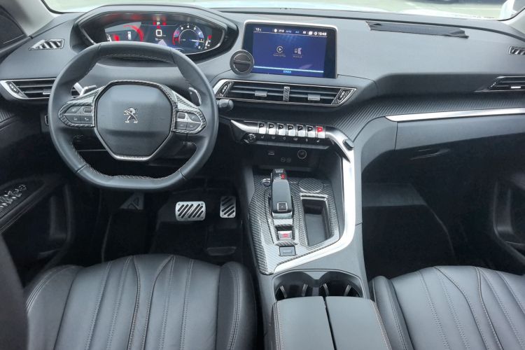 标致5008 2017款 380THP 7座无界版中控内饰7004