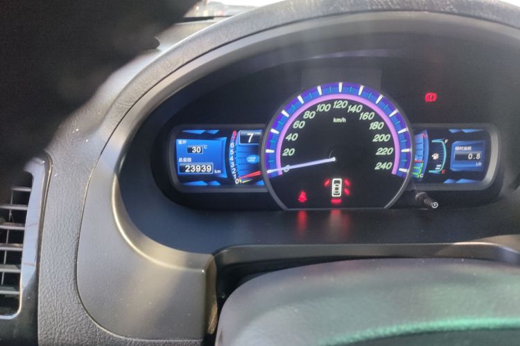 比亚迪S6 2014款 2.0L 手动豪华型 5座中控内饰15