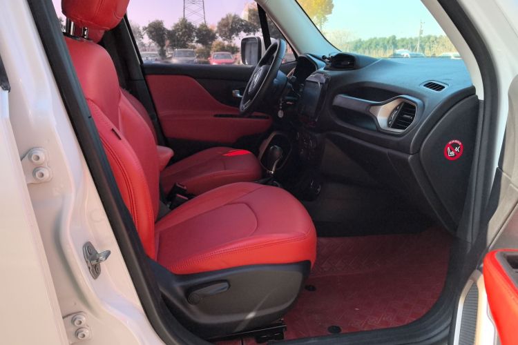 Jeep 自由侠 2018款 互联大屏版 180T 自动动能版+局部细节41