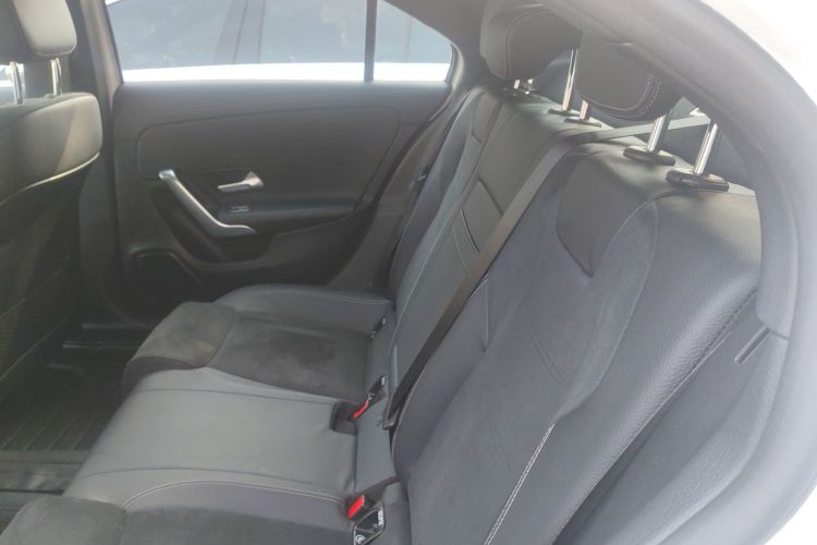 奔驰A级 2022款 A 200 L 运动轿车时尚型中控内饰7001