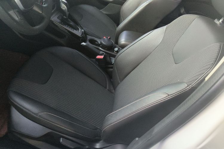 福特 福克斯 2012款 三厢 1.6L 自动风尚型局部细节19