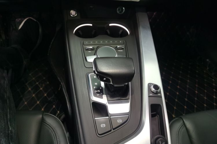 奥迪A4L 2018款 30周年年型 40 TFSI 时尚型局部细节9003