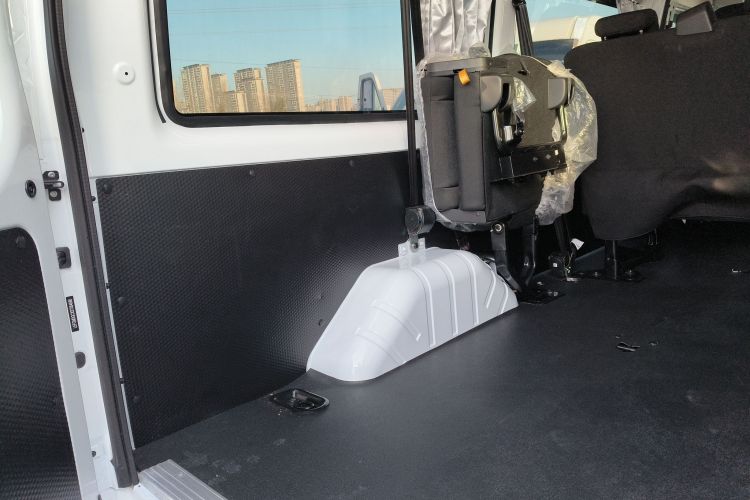 江铃福顺 2025款 2.0T 8AT柴油中轴中高顶商运型多功能乘用车7座局部细节9002