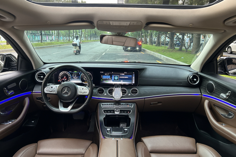 奔驰E级 2020款 改款 E 260 L 运动型中控内饰7002