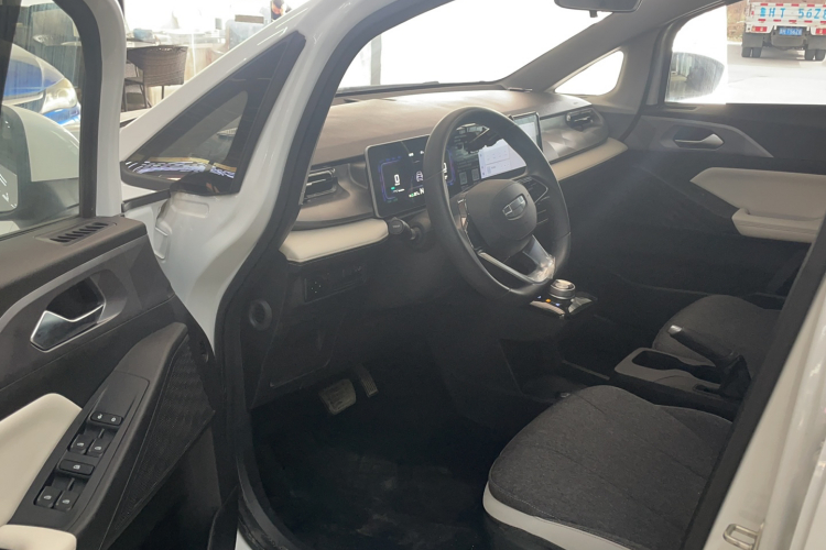 吉利几何E萤火虫 2024款 301km 流光中控内饰7003