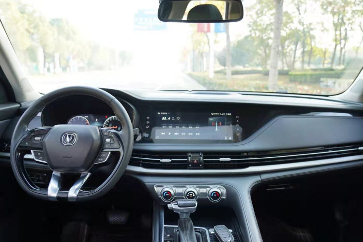 长安CS95 2019款 2.0T 两驱豪华型中控内饰7004