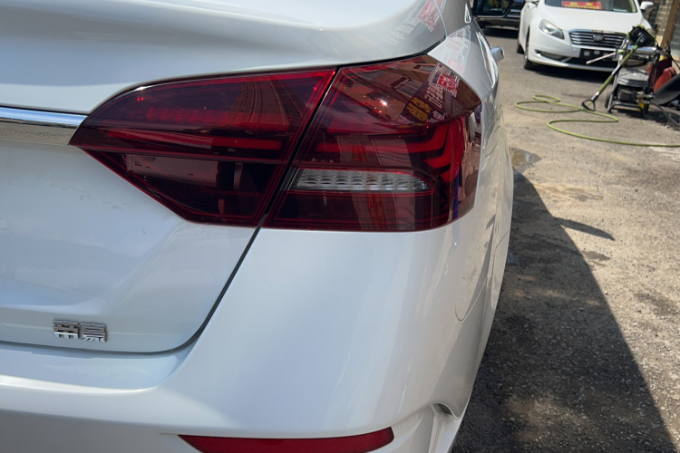 吉利汽车 帝豪 2021款 UP 1.5L CVT舒适型车身外观9