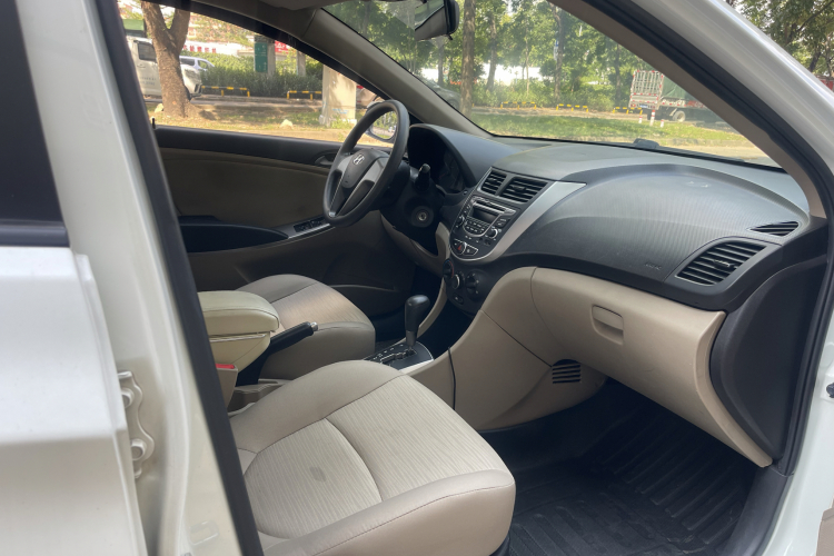 现代 瑞纳 2014款 1.4L 自动智能型GLS局部细节41