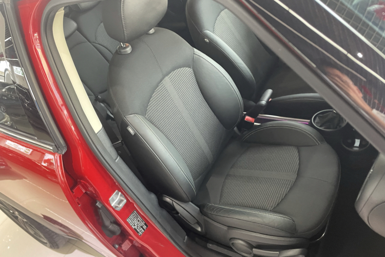 MINI Countryman 2016款 1.6T COOPER ALL4 Fun装备控中控内饰41