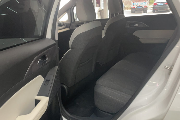 吉利几何E萤火虫 2024款 301km 流光中控内饰7004