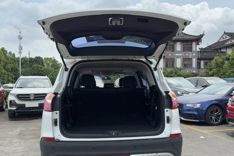 SWM斯威汽车 SWM斯威X7 2016款 1.5T 手动豪华型 7座机舱底盘23