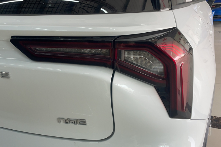 吉利几何E萤火虫 2024款 301km 流光车身外观6006