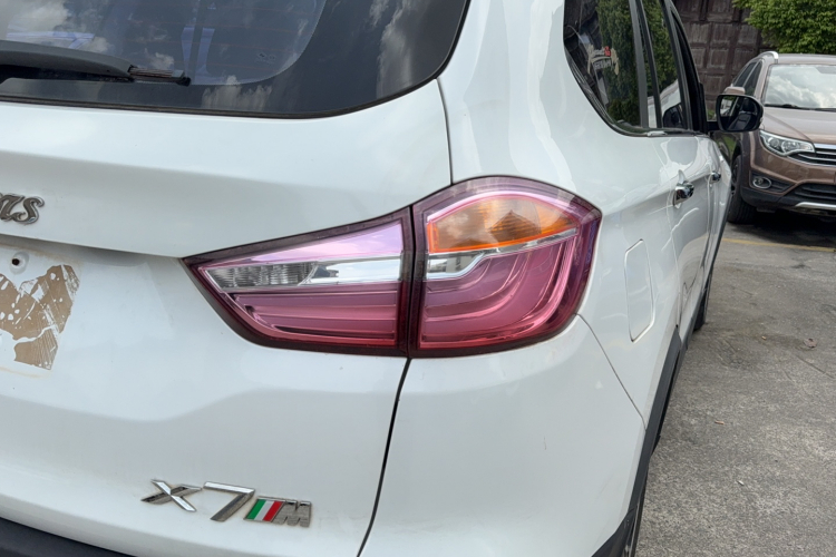 SWM斯威汽车 SWM斯威X7 2016款 1.5T 手动豪华型 7座车身外观9