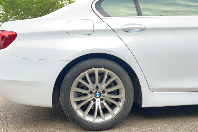 宝马5系 2014款 525Li 豪华设计套装车身外观6008