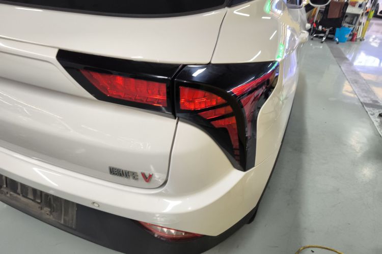 哪吒汽车 哪吒V 2021款 长续航娱乐版升级型车身外观6006