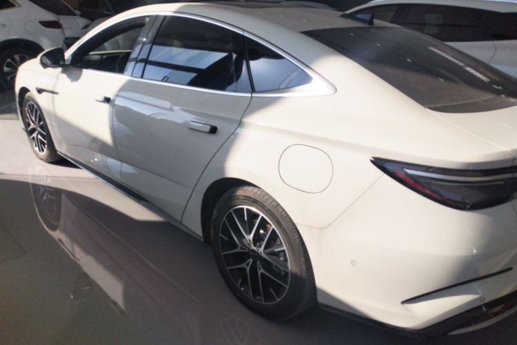 比亚迪 海豹07 DM-i 2025款 智驾版 DM-i 1.5L 125km 尊贵型车身外观4