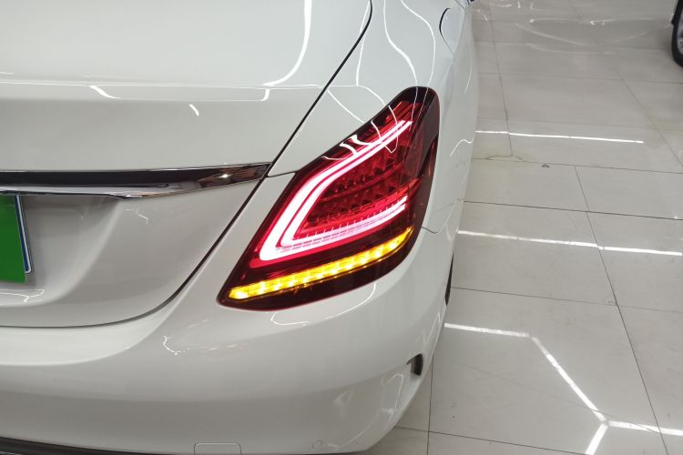 奔驰C级 2019款 C 180 L 时尚型运动版车身外观9