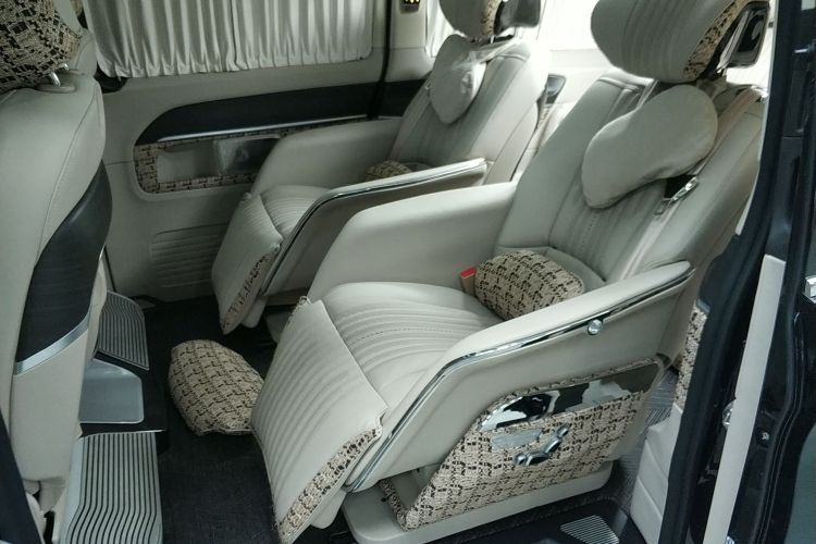 奔驰V级 2024款 V 300 L 长轴距尊贵版中控内饰21