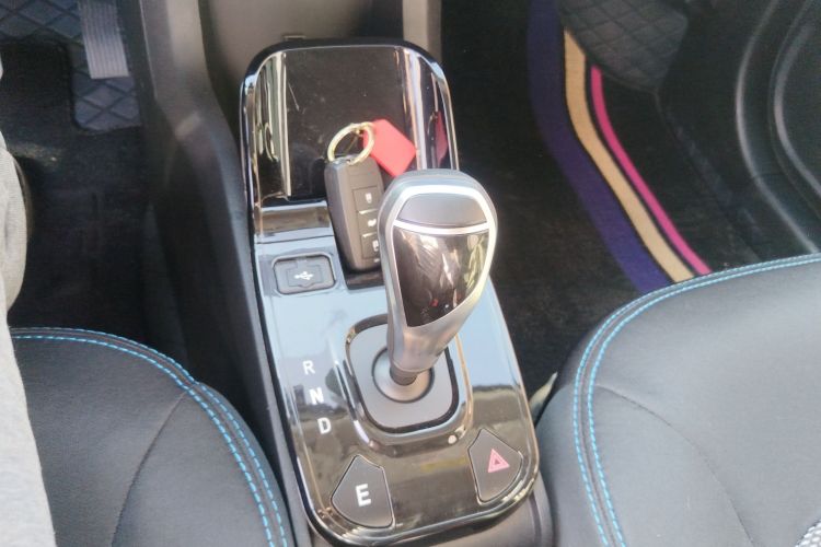 江铃集团新能源 易至EV3 2022款 小雷达悦跑型中控内饰18