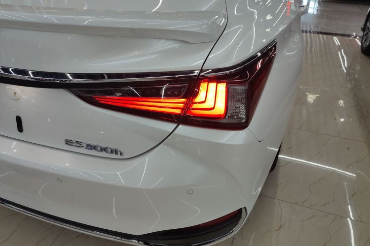 雷克萨斯ES 2020款 300h 卓越版车身外观9