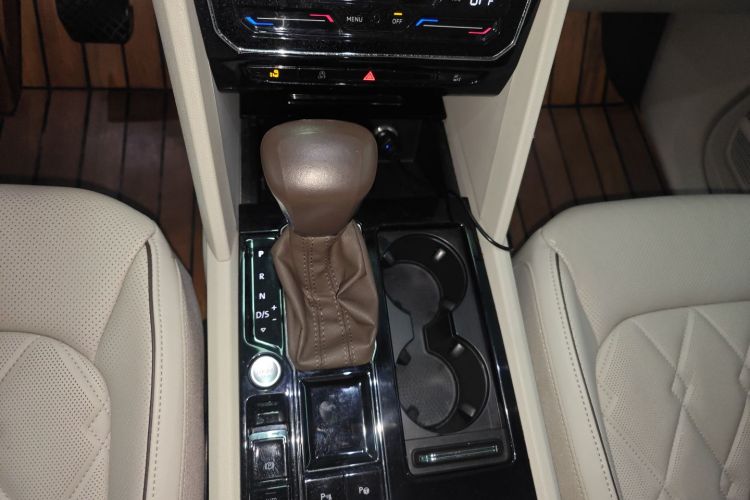 大众 威然 2020款 380TSI 尊贵版中控内饰18