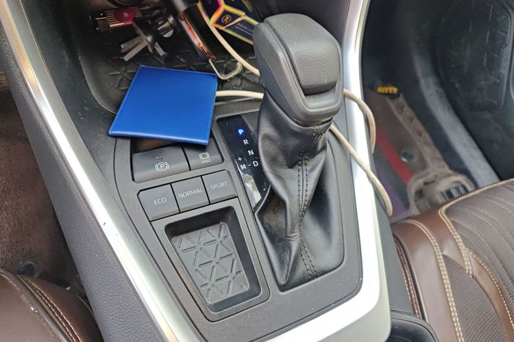 丰田 RAV4荣放 2023款 2.0L CVT两驱都市版中控内饰18