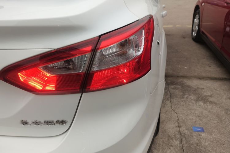 福特 福克斯 2012款 三厢 1.6L 自动风尚型车身外观9