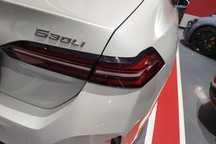 宝马5系 2025款 530Li 领先型 M运动套装车身外观9