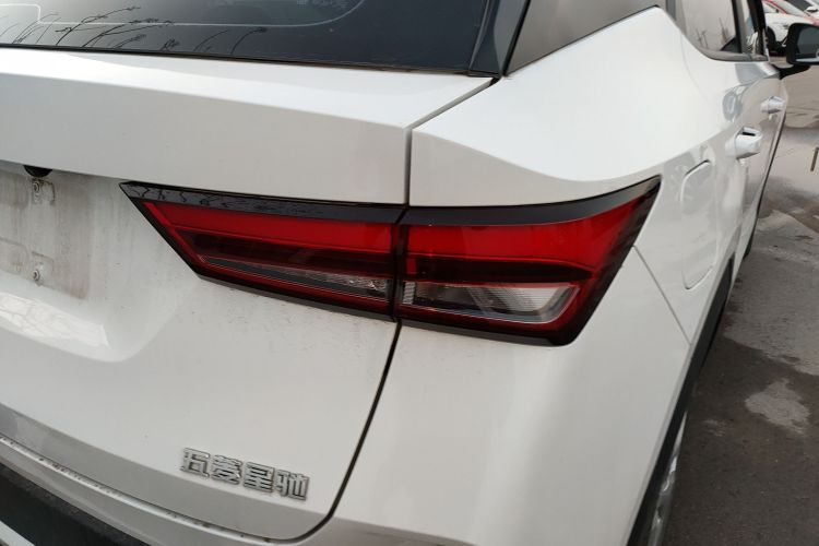 五菱汽车 五菱星驰 2022款 1.5L 手动自由型车身外观9