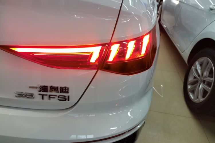 奥迪A3 2024款 A3L Limousine 35 TFSI 时尚运动型车身外观9