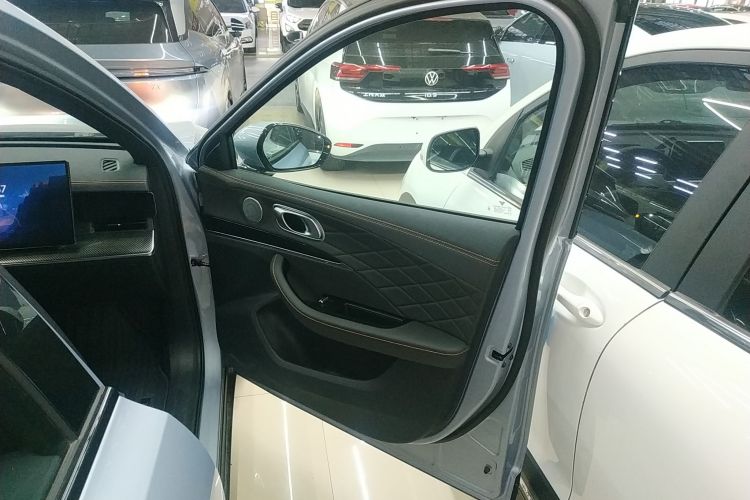 哪吒汽车 哪吒L 2024款 增程 310 闪充红衣版中控内饰42