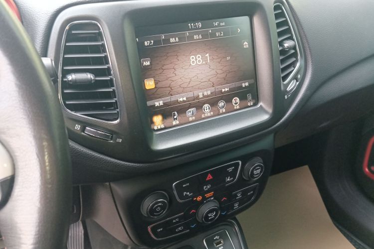 Jeep 指南者 2017款 200TS 自动高性能四驱版中控内饰16