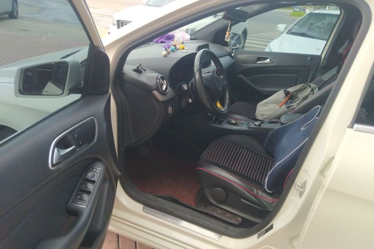 奔驰B级 2017款 B 200 动感型中控内饰20