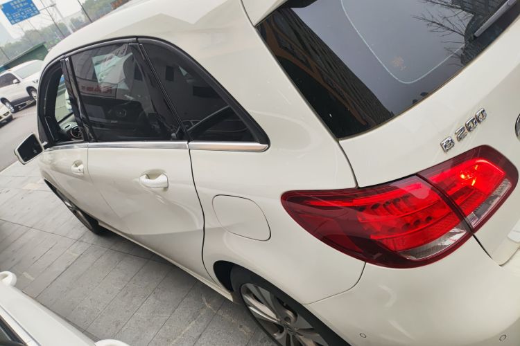 奔驰B级 2019款 B 200 动感型车身外观4