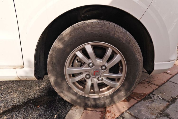 五菱汽车 五菱宏光 2019款 1.5L S标准型国VI LAR车身外观10