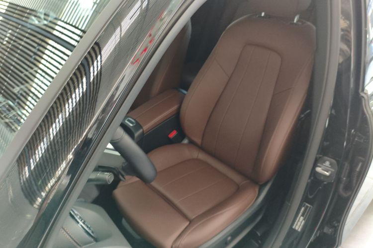 奔驰GLB 2024款 GLB 200 动感型中控内饰19