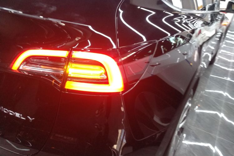 特斯拉 Model Y 2022款 改款 后轮驱动版车身外观9