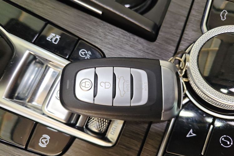 红旗H9 2022款 2.0T 智联旗享版中控内饰7001