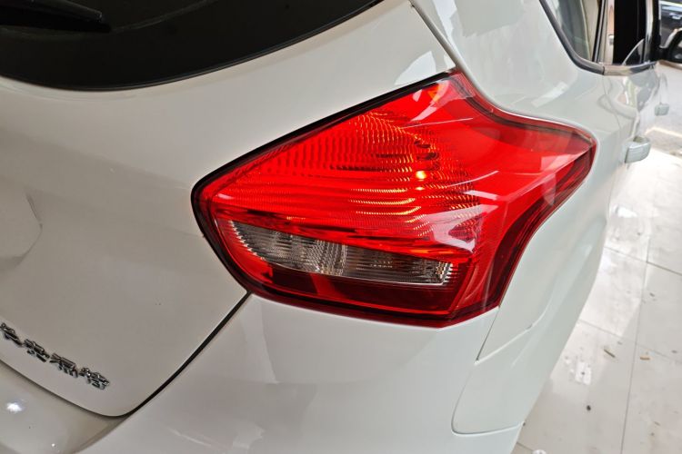 福特 福克斯 2018款 两厢经典 1.6L 自动风尚型智行版车身外观6001