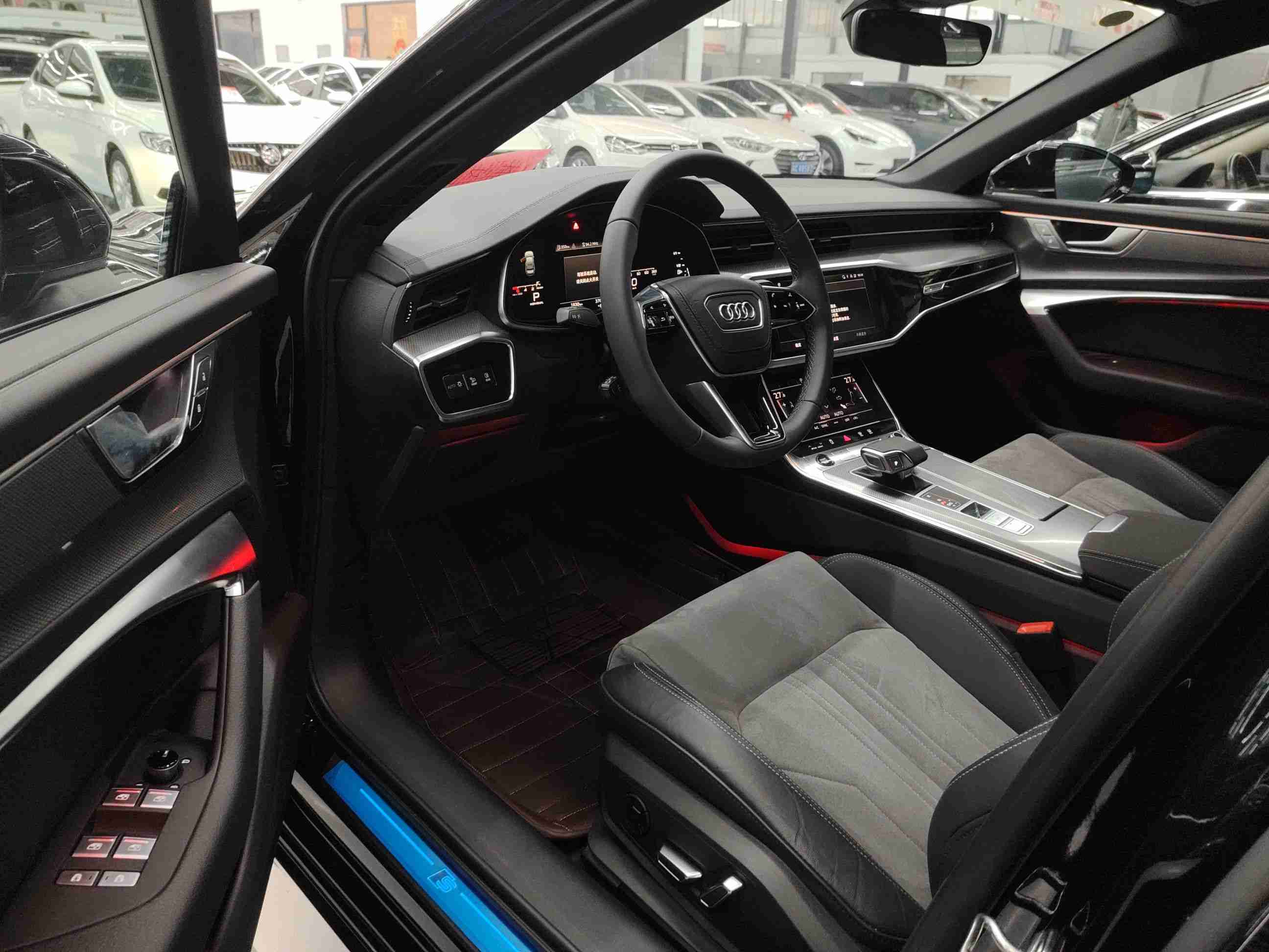 驾驶位内饰全景展示