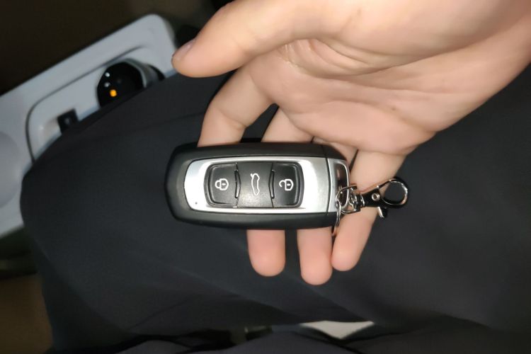 吉利银河 2025款 210km 熊猫骑士中控内饰7001